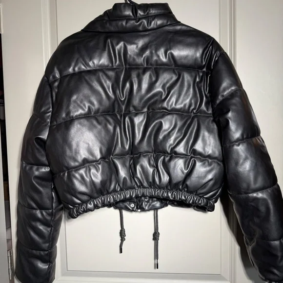 π₯ Love Tree Faux Leather Cropped Puffer Jacket β Size M β Black - Picture 2 of 4